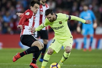 Barcelonas Lionel Messi (r) im Zweikampf gegen Bilbaos Benat Etxebarria.