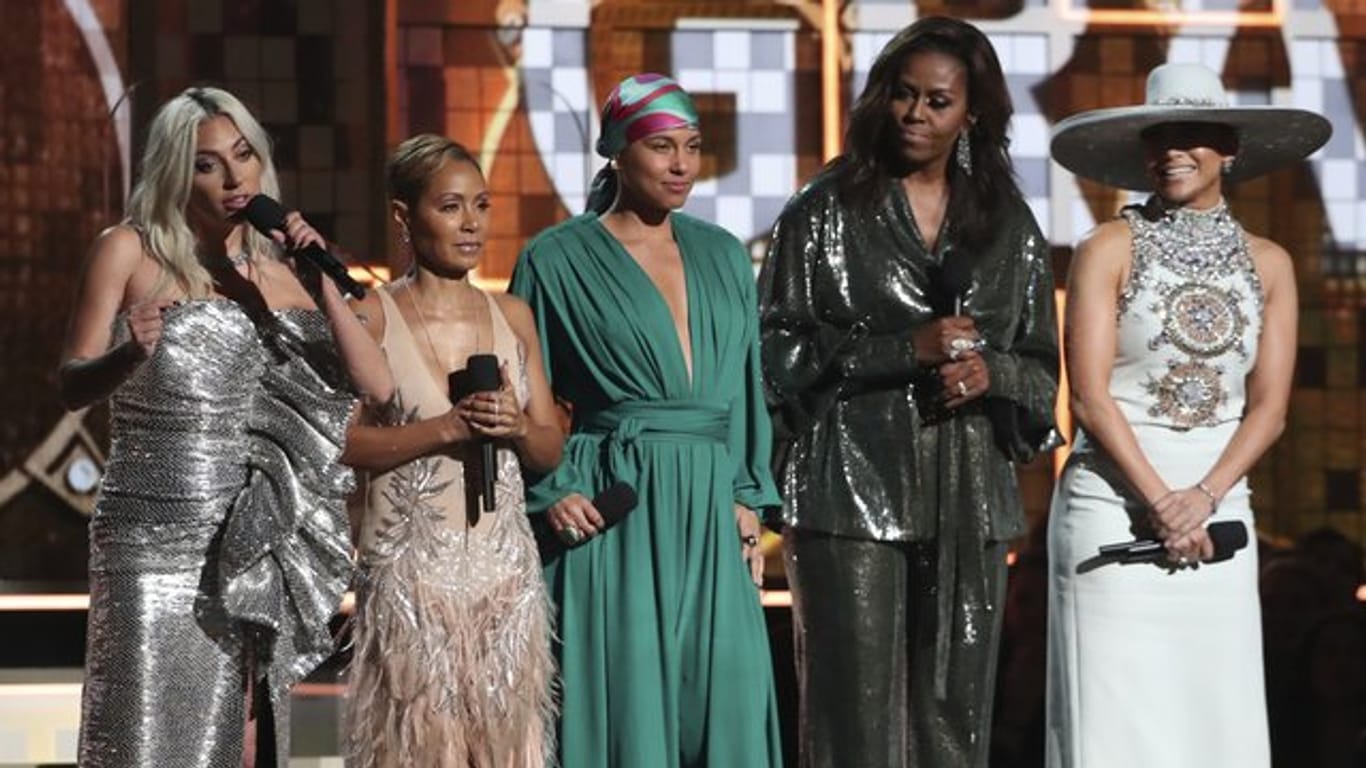Lady Gaga (l-r), Jada Pinkett Smith, Alicia Keys, Michelle Obama und Jennifer Lopez bei der Grammy-Verleihung.
