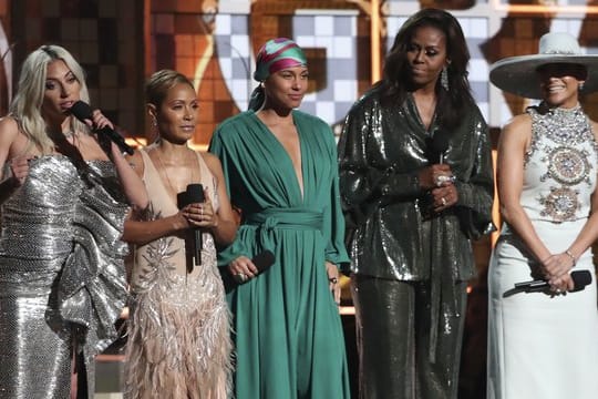 Lady Gaga (l-r), Jada Pinkett Smith, Alicia Keys, Michelle Obama und Jennifer Lopez bei der Grammy-Verleihung.