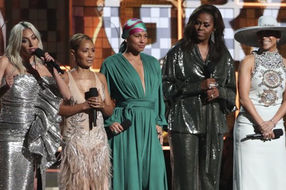 Lady Gaga (l-r), Jada Pinkett Smith, Alicia Keys, Michelle Obama und Jennifer Lopez bei der Grammy-Verleihung.