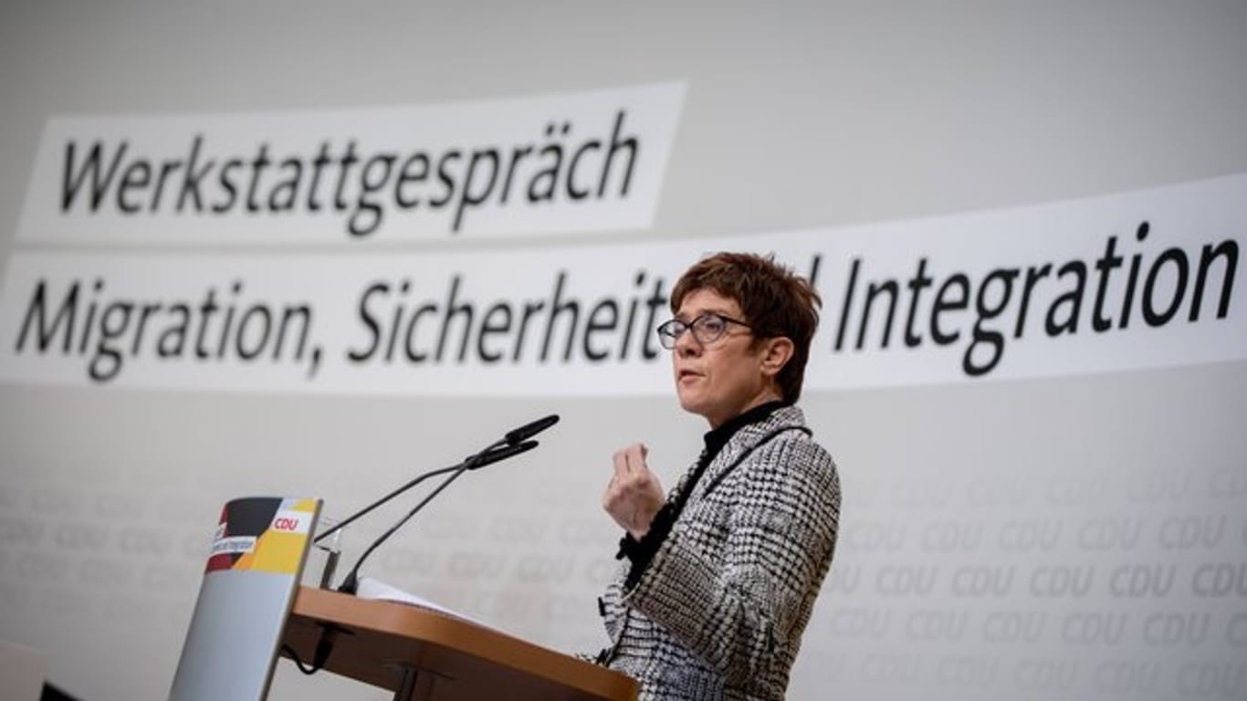 Annegret Kramp-Karrenbauer, CDU-Bundesvorsitzende, spricht zu den Themen Migration, Sicherheit und Integration.