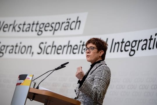 Annegret Kramp-Karrenbauer, CDU-Bundesvorsitzende, spricht zu den Themen Migration, Sicherheit und Integration.