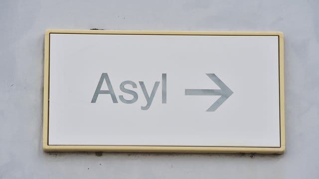 2017 dauerten Asylverfahren im Schnitt noch 10,7 Monate, Ende 2018 7,5 Monate. 2017 dauerten Asylverfahren im Schnitt noch 10,7 Monate, Ende 2018 7,5 Monate.