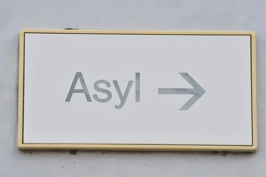2017 dauerten Asylverfahren im Schnitt noch 10,7 Monate, Ende 2018 7,5 Monate.