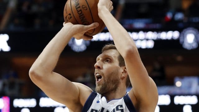 Dirk Nowitzki und die Dallas Mavericks haben einen knappen Heimsieg gegen die Portland Trail Blazers geholt. Dirk Nowitzki und die Dallas Mavericks haben einen knappen Heimsieg gegen die Portland Trail Blazers geholt.