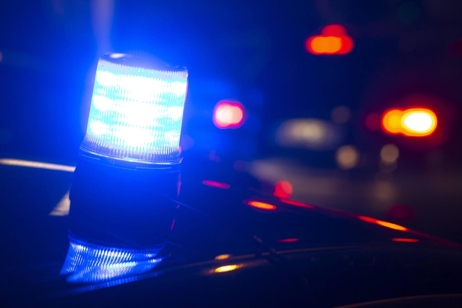 Blaulicht: Die Unfallfahrerin erlitt lebensgefährliche Verletzungen und kam in eine Klinik. (Symbolbild)