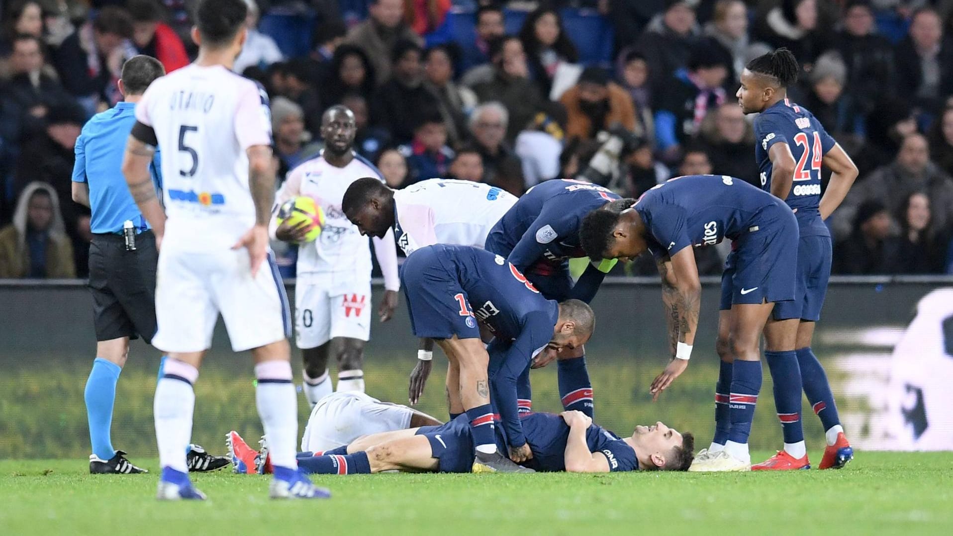 Thomas Meunier liegt am Boden, wird von Mitspielern betreut.