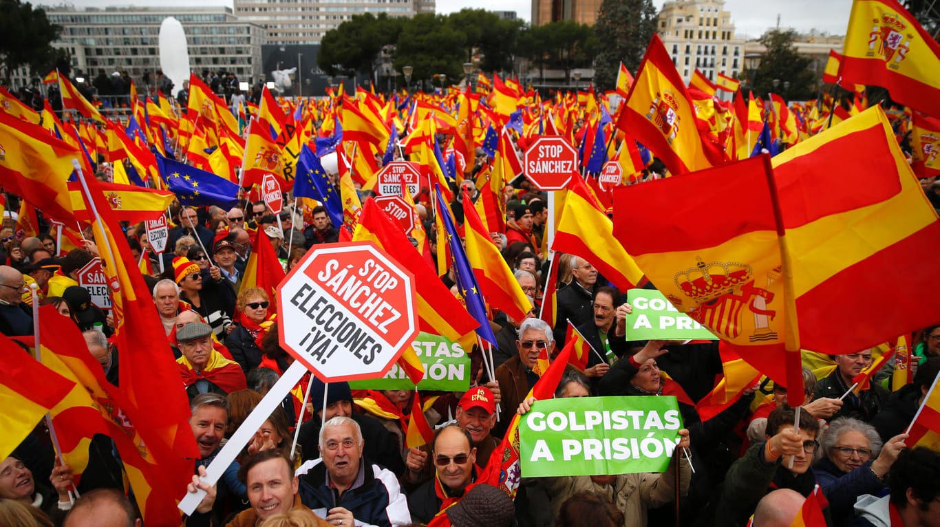 Tausende Demonstranten schwenken spanische Nationalflaggen: In den Augen vieler Teilnehmer sollte Sánchez gegenüber den katalonischen Separatisten mehr Härte zeigen.