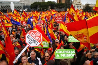 Tausende Demonstranten schwenken spanische Nationalflaggen: In den Augen vieler Teilnehmer sollte Sánchez gegenüber den katalonischen Separatisten mehr Härte zeigen.
