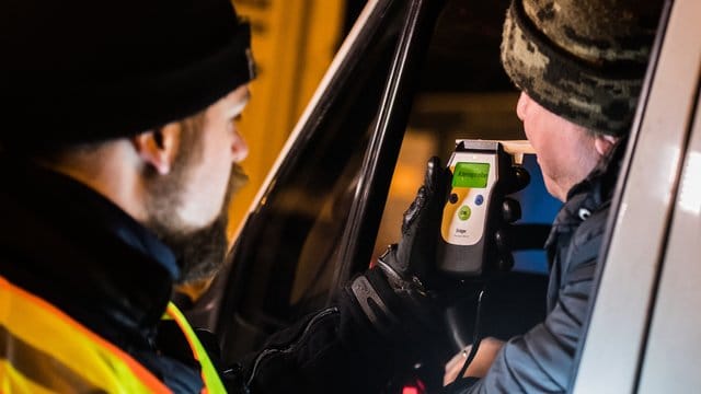 Zu betrunken: Die hessische Polizei hat bei Kontrollen auf Autobahn-Rastplätzen mehreren Lastwagenfahrern die Weiterfahrt untersagt.