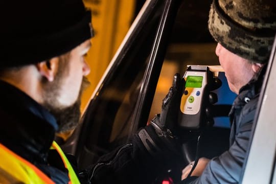 Zu betrunken: Die hessische Polizei hat bei Kontrollen auf Autobahn-Rastplätzen mehreren Lastwagenfahrern die Weiterfahrt untersagt.