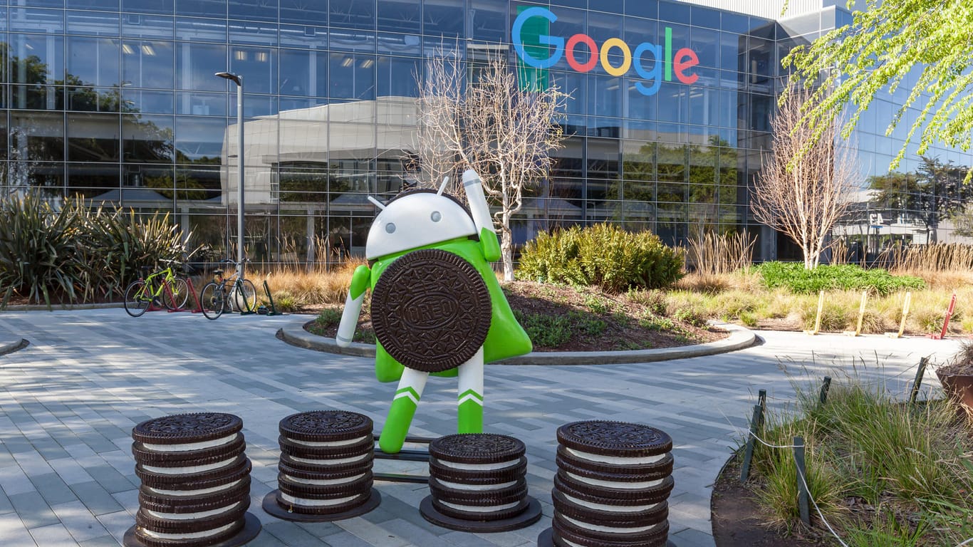 Android-Skulptur vor dem Google Hauptquartier: 2018 zahlte Googles Mutterkonzern mehr Strafen als Steuern.