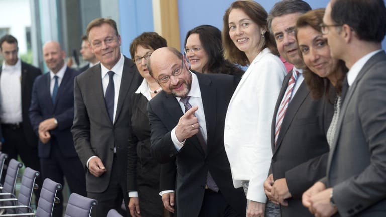 Der SPD-Vorstand vor der Wahl: Vorsitzender Martin Schulz (M.) wurde von den Genossen geschasst, dann traf es Sigmar Gabriel (3 v.r.) als Außenminister. Wie lange hält Andrea Nahles (M., 2. Reihe) noch als Chefin durch?