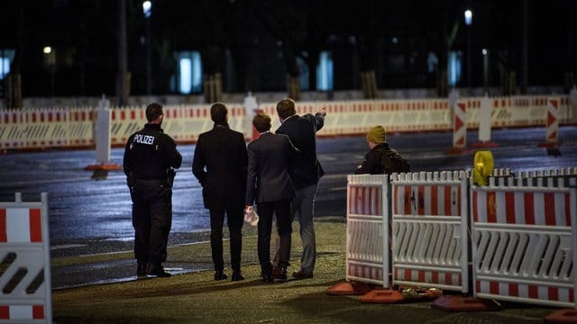 Berlinale-Direktor Kosslick hatte AfD-Anhänger zum kostenlosen Besuch des Dokumentarfilms "Das Geheimarchiv im Warschauer Ghetto" eingeladen. Berlinale-Direktor Kosslick hatte AfD-Anhänger zum kostenlosen Besuch des Dokumentarfilms "Das Geheimarchiv im Warschauer Ghetto" eingeladen.