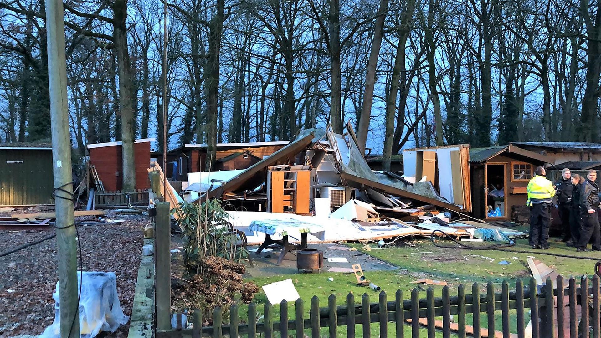 Die Holzhütte liegt nach der Explosion in Trümmern: Der Mann wurde durch die Wucht der Detonation aus der Hütte geschleudert und lebensgefährlich verletzt.