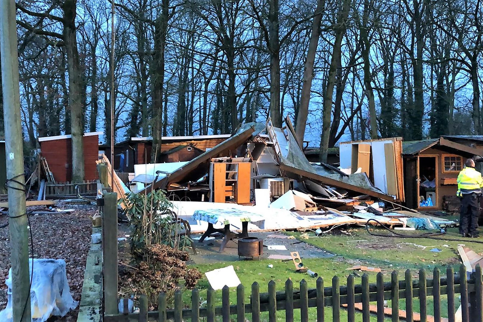 Die Holzhütte liegt nach der Explosion in Trümmern: Der Mann wurde durch die Wucht der Detonation aus der Hütte geschleudert und lebensgefährlich verletzt.