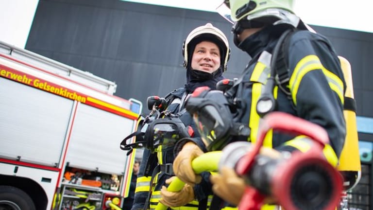 Am ersten bundesweiten "Twittergewitter" von Berufsfeuerwehren sollen zwölf Stunden lang unter "#112live" Berichte von Notfall-Einsätzen über den Kurznachrichtendienst abgesetzt werden.