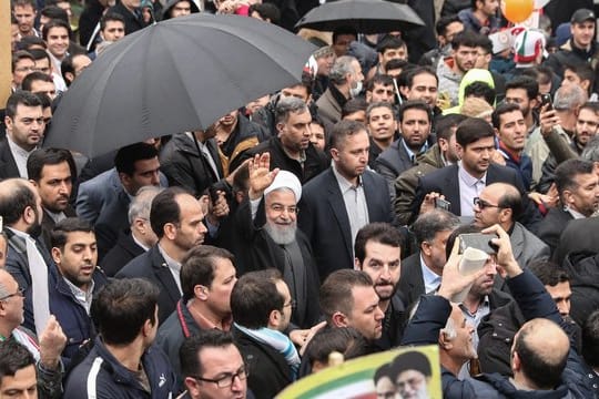 Präsident Hassan Ruhani winkt bei seiner Ankunft zur Großkundgebung in Teheran.
