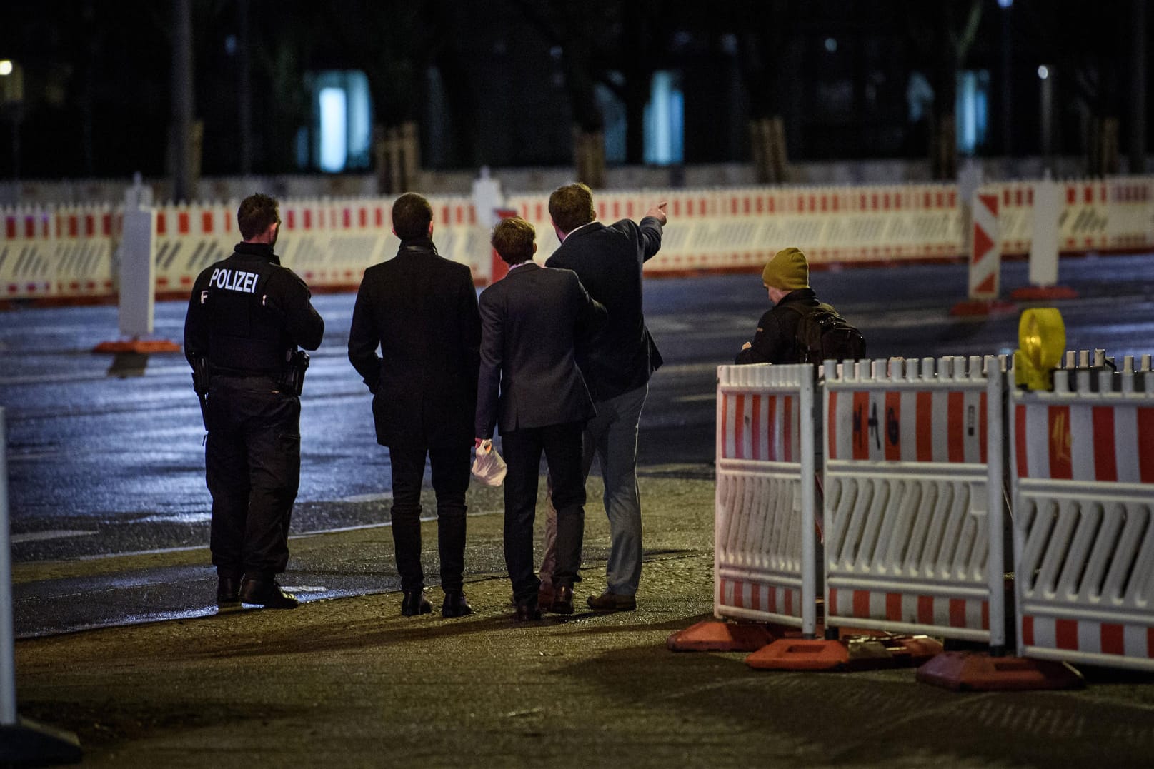 Mitglieder der Jugendorganisation der AfD stehen mit einem Polizistenvor dem Kino International: Einer der Verletzten beschuldigte die Antifa, hinter dem Angriff zu stehen.