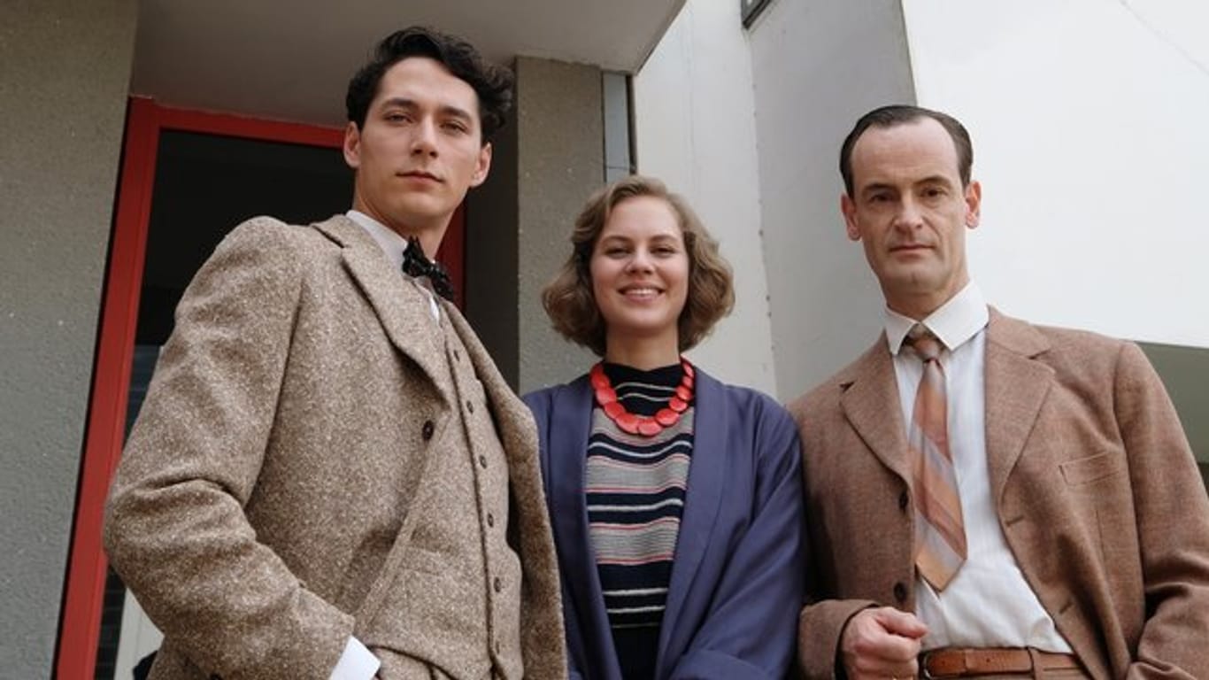 Noah Saavedra (l-r) (Paul Seligmann), Alicia von Rittberg als Lotte Brendel und Jörg Hartman (Walter Gropius) am Set des Films "Lotte am Bauhaus".
