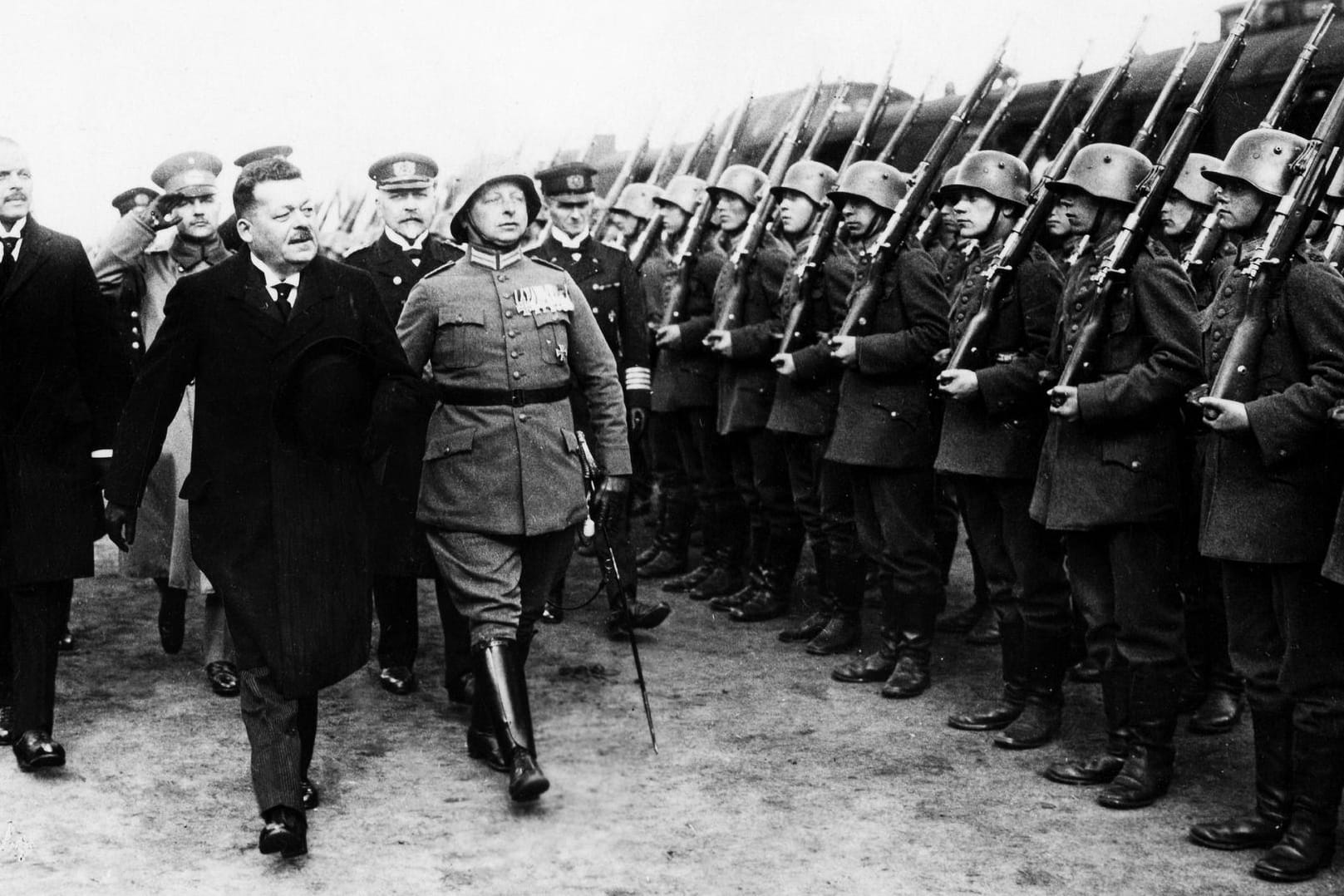 Ebert, Friedrich - Politiker, SPD, D - - anlaesslich Stapellauf des Dampfers `Carl Legien' in Wilhelmshaven