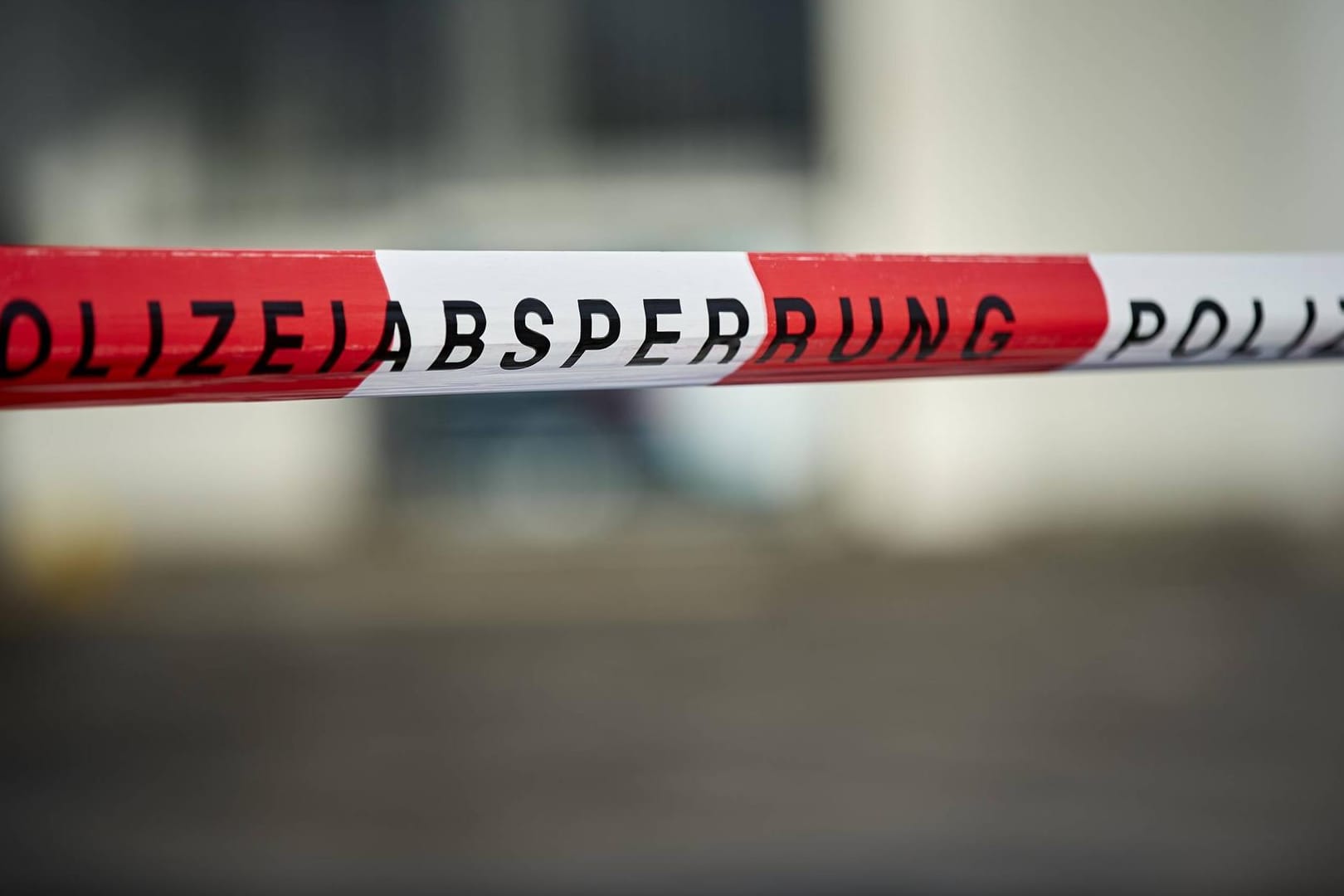 Ein Absperrband der Polizei: Die Täter überfielen die Familie in ihrem Haus, die wehrte sich mit einem Messer. (Symbolbild)