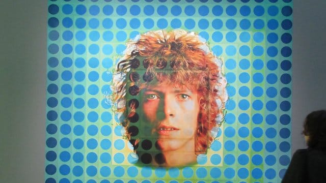Das von Victor Vasarely entworfene Plattencover von Davis Bowies "Space Oddity" im Pariser Centre Pompidou. Das von Victor Vasarely entworfene Plattencover von Davis Bowies "Space Oddity" im Pariser Centre Pompidou.