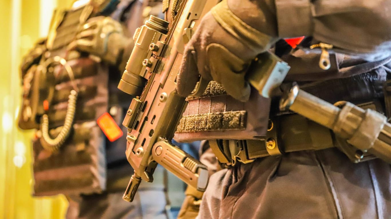 Spezialeinsatzkräfte mit Maschinengewehren: Wie sich herausstellte, trugen die maskierten Männer keine scharfen Schusswaffen. (Symbolbild)