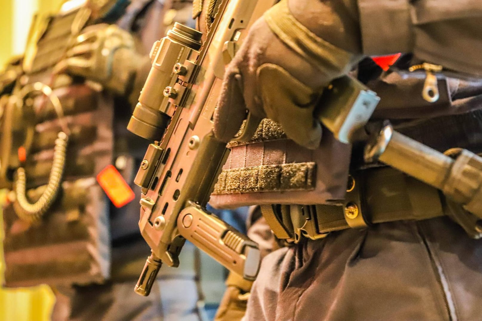 Spezialeinsatzkräfte mit Maschinengewehren: Wie sich herausstellte, trugen die maskierten Männer keine scharfen Schusswaffen. (Symbolbild)