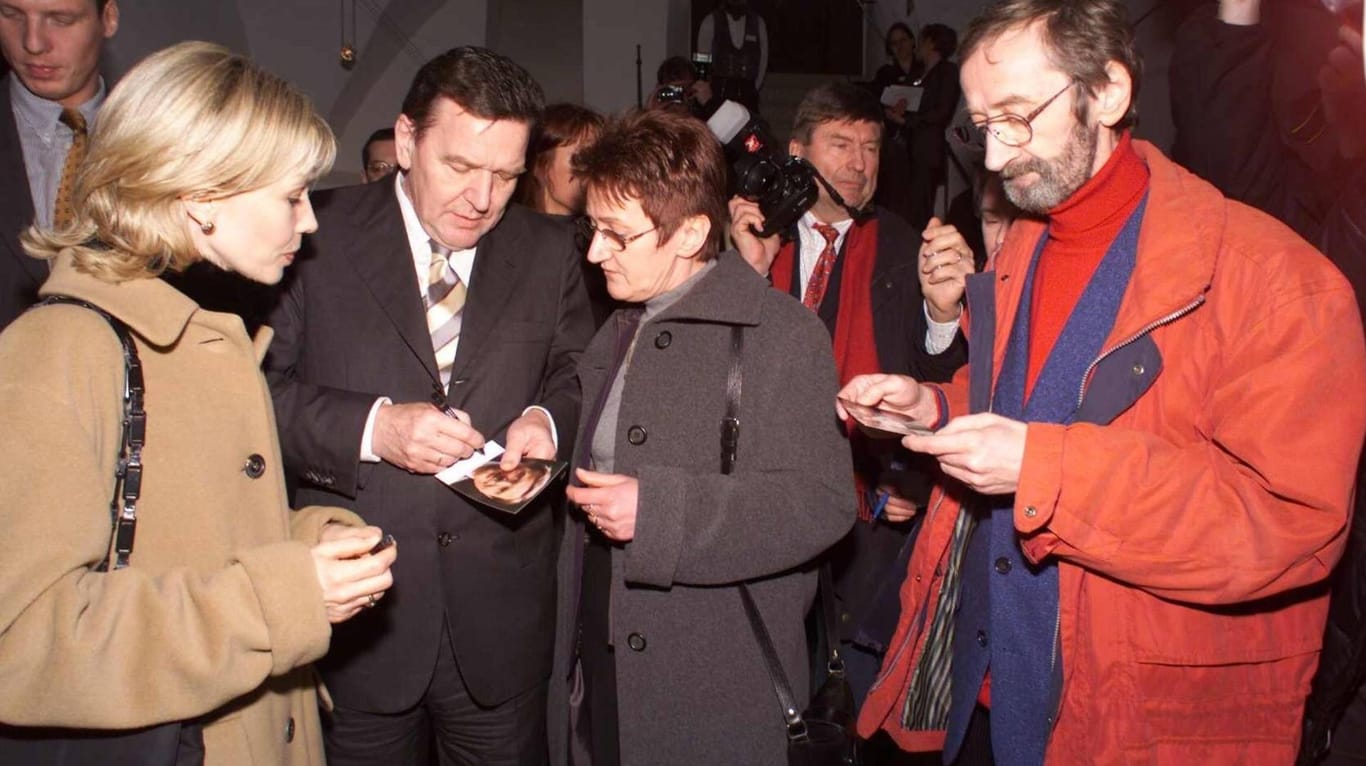 Aufnahme aus dem Jahr 2000: Doris Schröder-Köpf, Gerhard Schröder, Schröders Schwester, Schröders Halbbruder Lothar Vosseler.