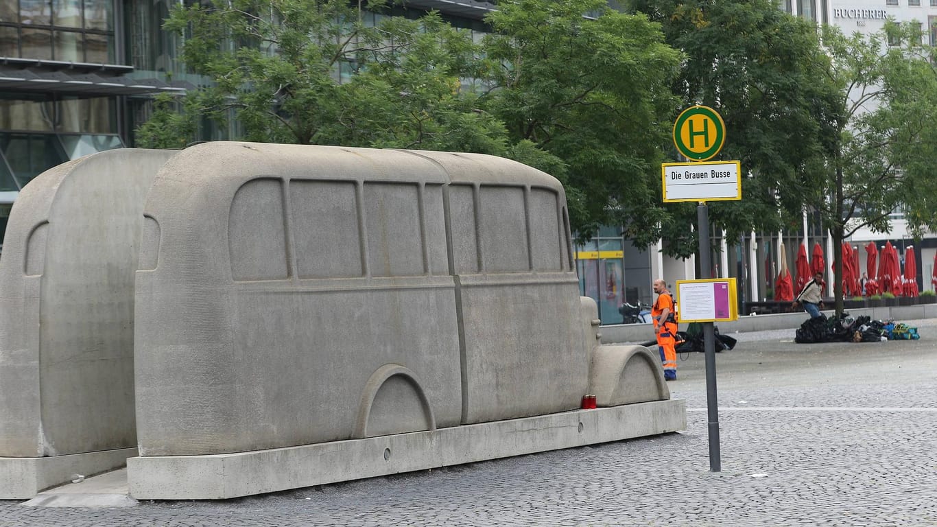 Frankfurt am Main Das reisende Denkmal der Grauen Busse auf dem Rathenauplatz in Frankfurt