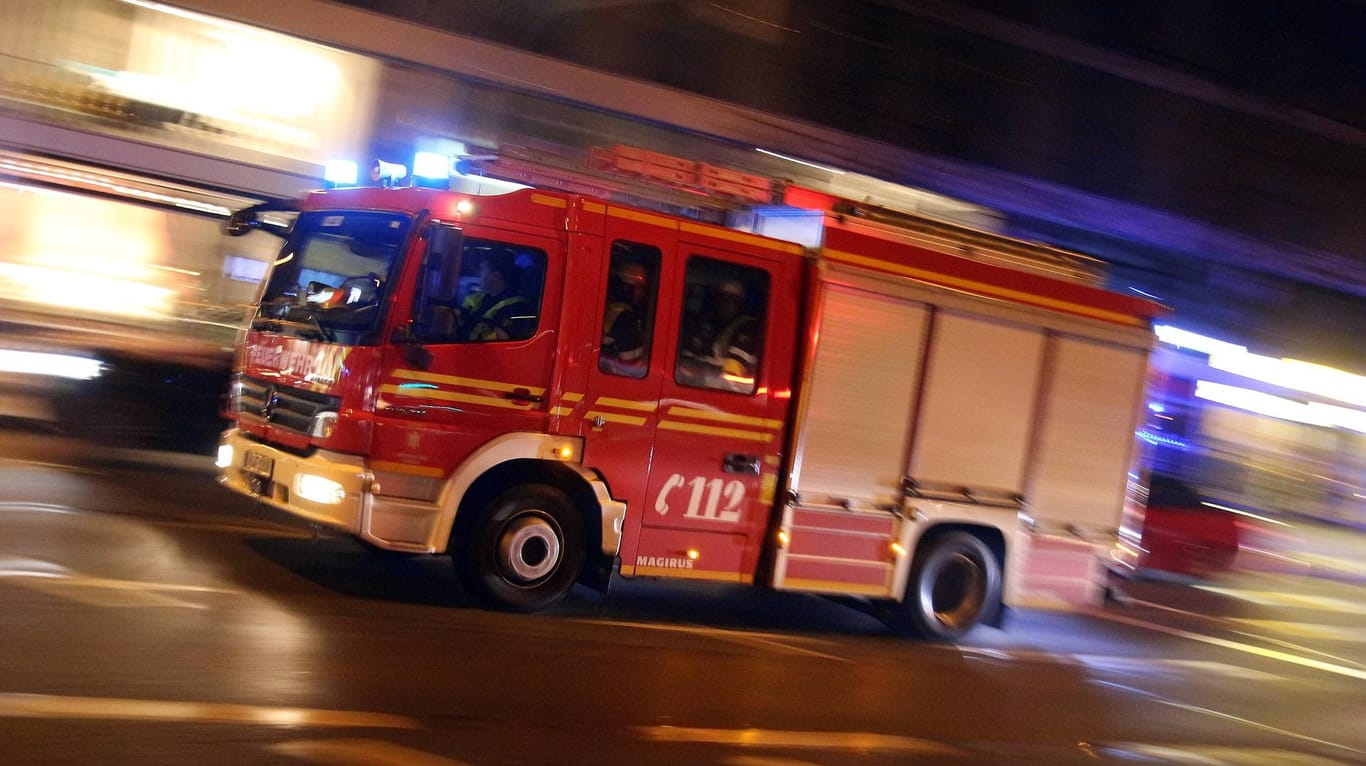 Ein Feuerwehrfahrzeug mit Blaulicht: Eine Obduktion soll klären, woran der Mann starb. (Symbolbild)