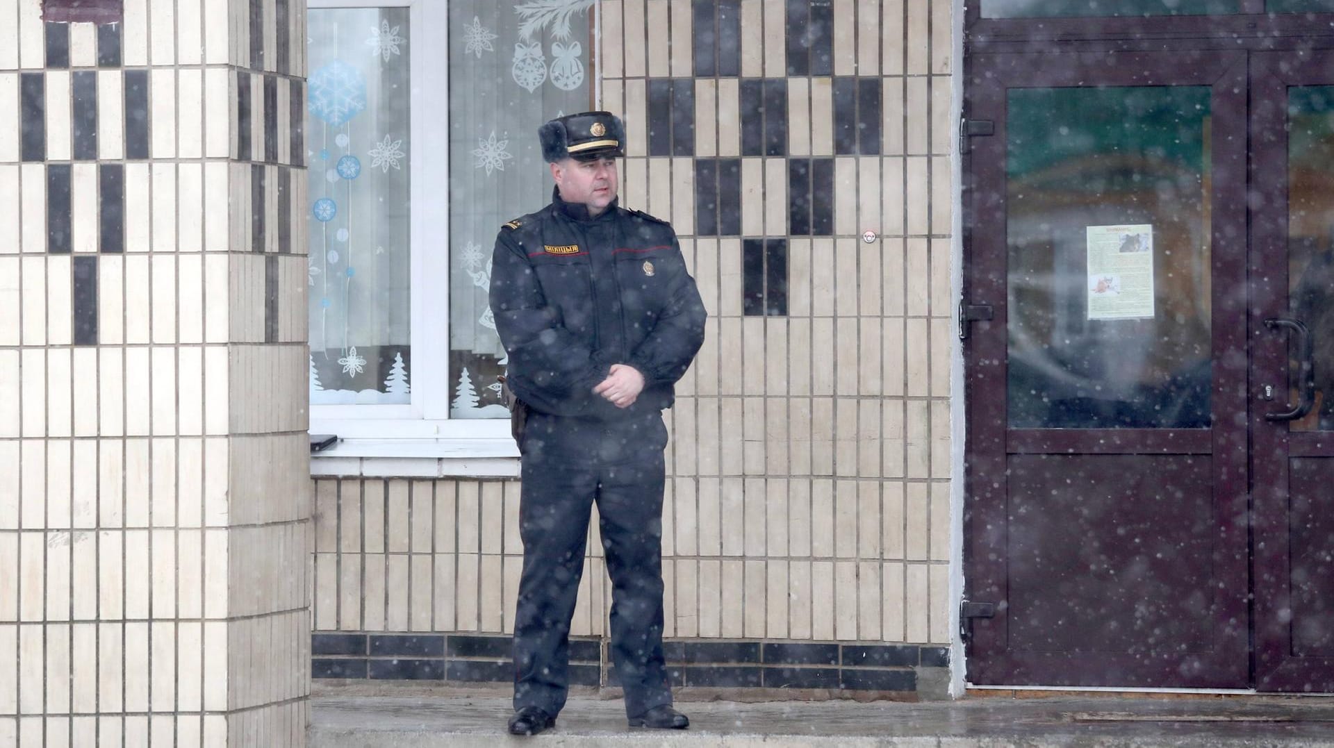 Ein Polizist vor der Schule, an dem der Jugendliche den Angriff verübte: Der Täter floh zunächst, dann konnten Polizisten ihn festnehmen. Ein Polizist vor der Schule, an dem der Jugendliche den Angriff verübte: Der Täter floh zunächst, dann konnten Polizisten ihn festnehmen.