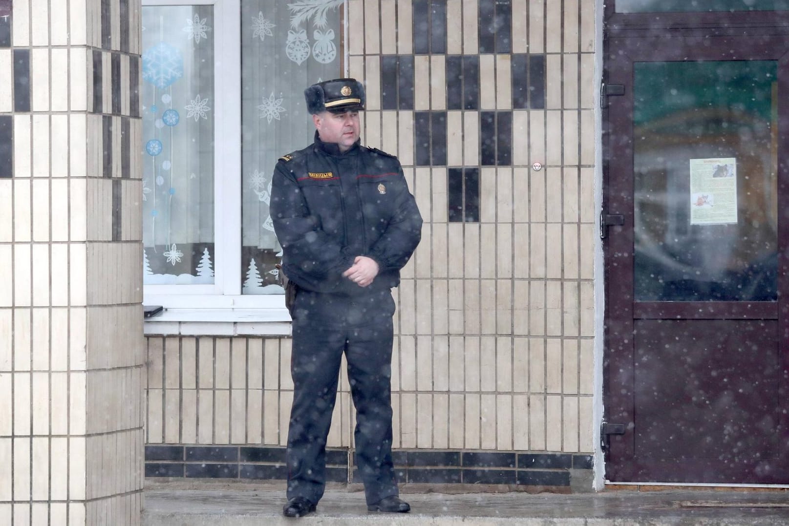 Ein Polizist vor der Schule, an dem der Jugendliche den Angriff verübte: Der Täter floh zunächst, dann konnten Polizisten ihn festnehmen.