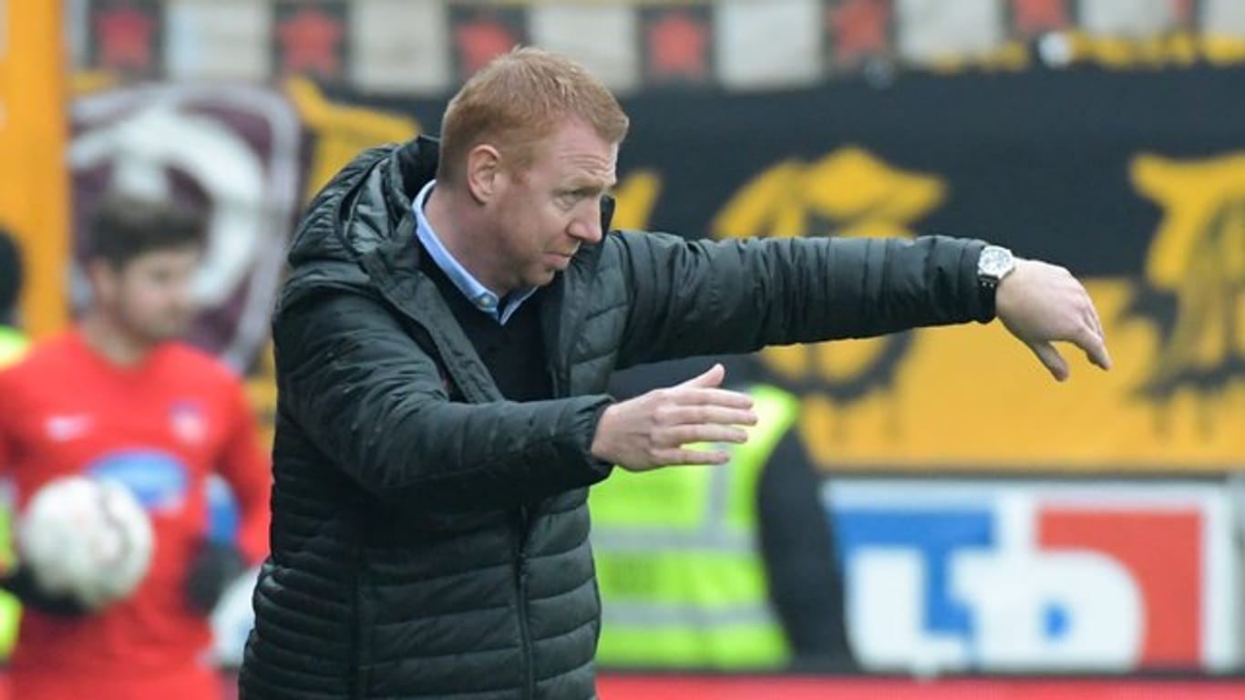 Trainer Maik Walpurgis fehlt Dynamo Dresden erkrankt im Spiel beim Hamburger SV.