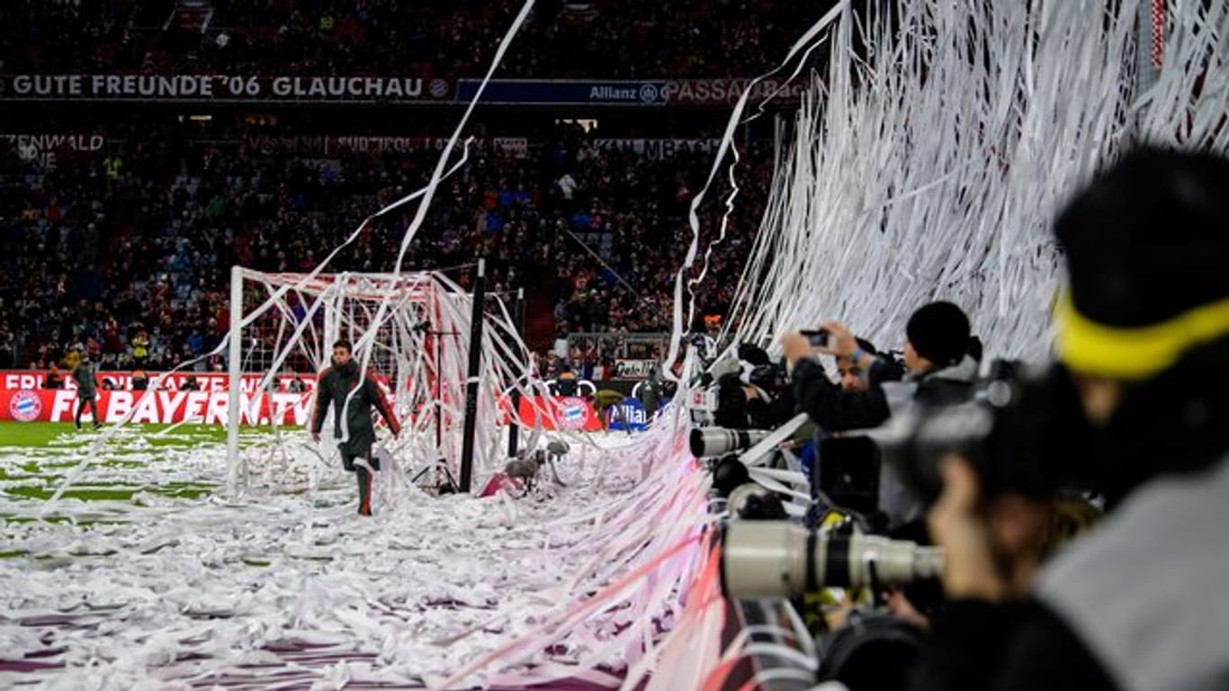 Beim Spiel gegen den FC Nürnberg hatten Münchner Fans Papierrollen von der Tribüne auf das Spielfeld geworfen haben.