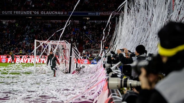 Beim Spiel gegen den FC Nürnberg hatten Münchner Fans Papierrollen von der Tribüne auf das Spielfeld geworfen haben. Beim Spiel gegen den FC Nürnberg hatten Münchner Fans Papierrollen von der Tribüne auf das Spielfeld geworfen haben.