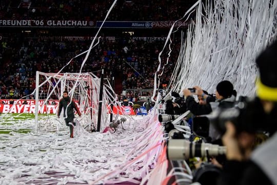 Beim Spiel gegen den FC Nürnberg hatten Münchner Fans Papierrollen von der Tribüne auf das Spielfeld geworfen haben.