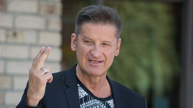 Hartmut Engler engagiert sich dafür, dass alle lesen und schreiben können - was offenbar keine Selbstverständlichkeit ist. Hartmut Engler engagiert sich dafür, dass alle lesen und schreiben können - was offenbar keine Selbstverständlichkeit ist.