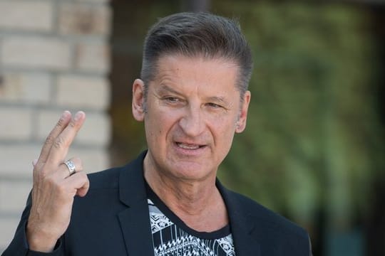 Hartmut Engler engagiert sich dafür, dass alle lesen und schreiben können - was offenbar keine Selbstverständlichkeit ist.