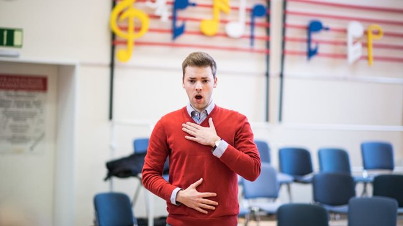Samuel Kirsch, Student der Rechtswissenschaften, absolviert neben seinem Studium eine Ausbildung zum Chorsänger.