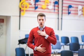 Samuel Kirsch, Student der Rechtswissenschaften, absolviert neben seinem Studium eine Ausbildung zum Chorsänger.