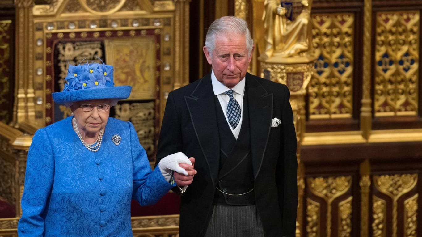 Queen Elizabeth und Prinz Charles 2017: Sie überraschte mit diesem Auftritt viele.
