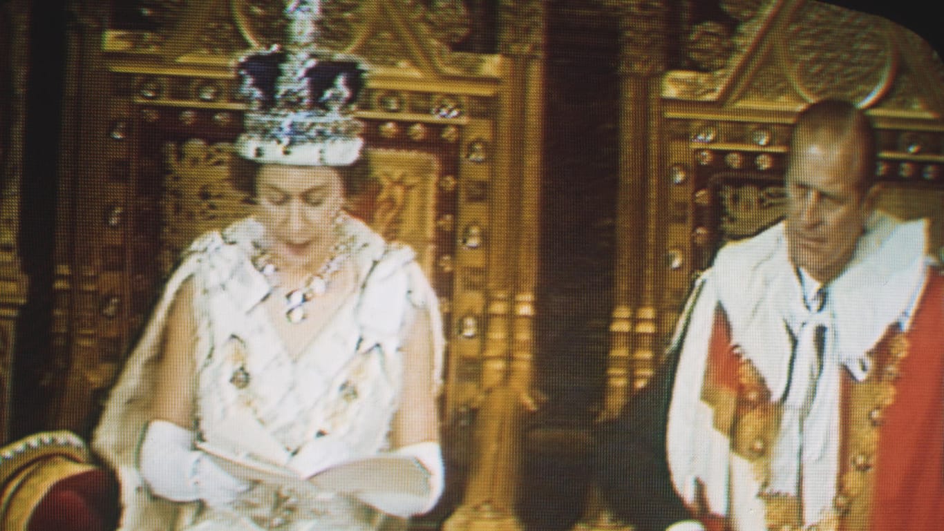 2. Juli 1970: Mit Umhang und Krone eröffnete die Queen eigentlich immer die neue Sitzungsperiode im britischen Parlament.