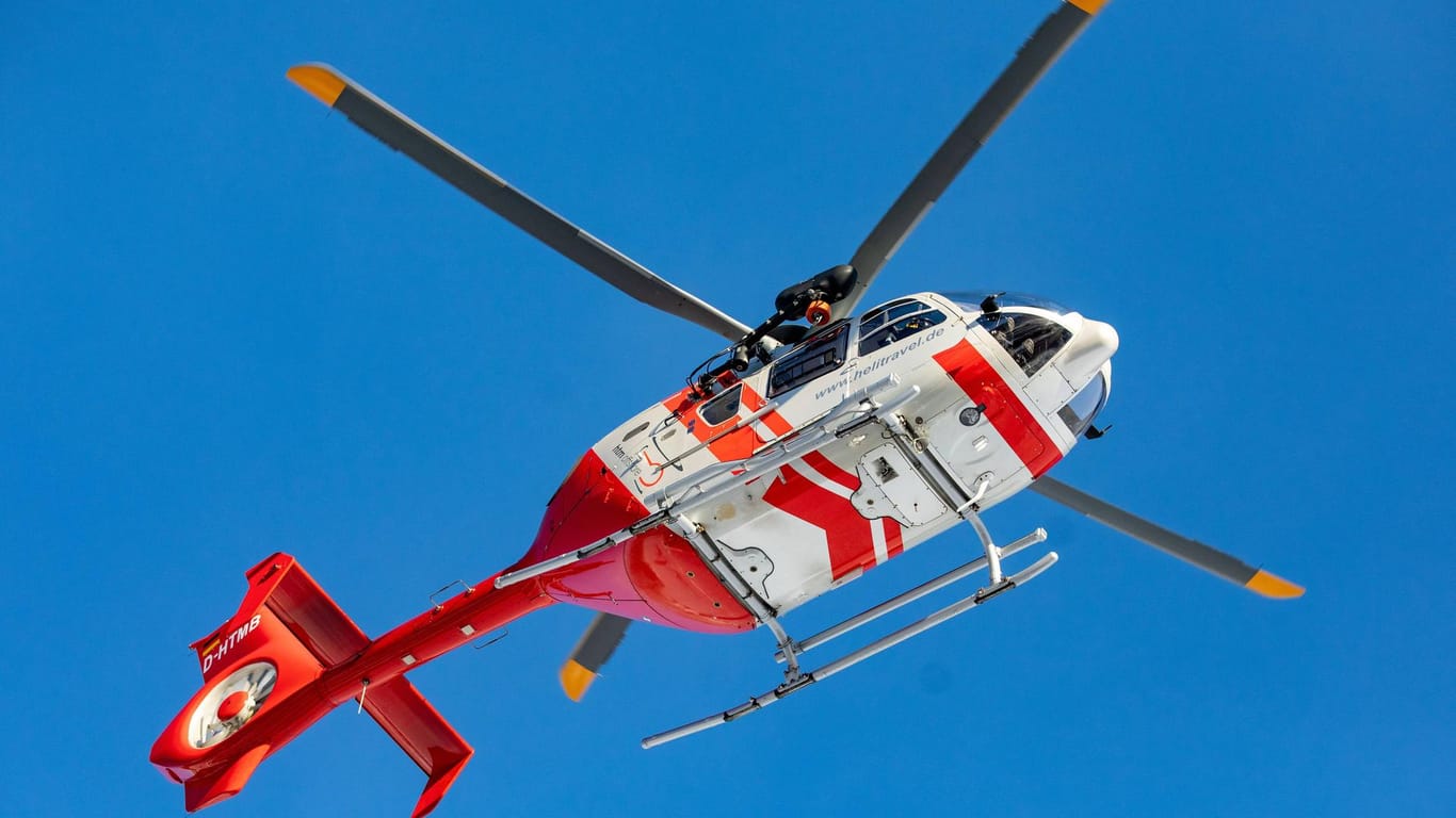 Ein Hubschrauber der Bergrettung am Himmel: Der Vater verständigte mit dem Handy seine Frau – die rief die Bergwacht an. (Symbolbild)