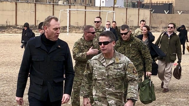 Der amtierende US-Verteidigungsminister Patrick Shanahan (l) trifft in Kabul mit General Austin Scott Miller, dem Oberkommandierenden der Nato- und US-Streitkräfte, zusammen. Der amtierende US-Verteidigungsminister Patrick Shanahan (l) trifft in Kabul mit General Austin Scott Miller, dem Oberkommandierenden der Nato- und US-Streitkräfte, zusammen.