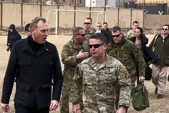 Der amtierende US-Verteidigungsminister Patrick Shanahan (l) trifft in Kabul mit General Austin Scott Miller, dem Oberkommandierenden der Nato- und US-Streitkräfte, zusammen.