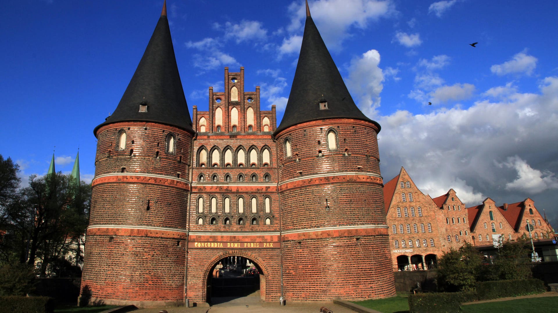 Das Holstentor in Lübeck: Das Gebäude, das geräumt wurde, befindet sich in der Nähe des Lübecker Wahrzeichens. (Archivbild) Das Holstentor in Lübeck: Das Gebäude, das geräumt wurde, befindet sich in der Nähe des Lübecker Wahrzeichens. (Archivbild)