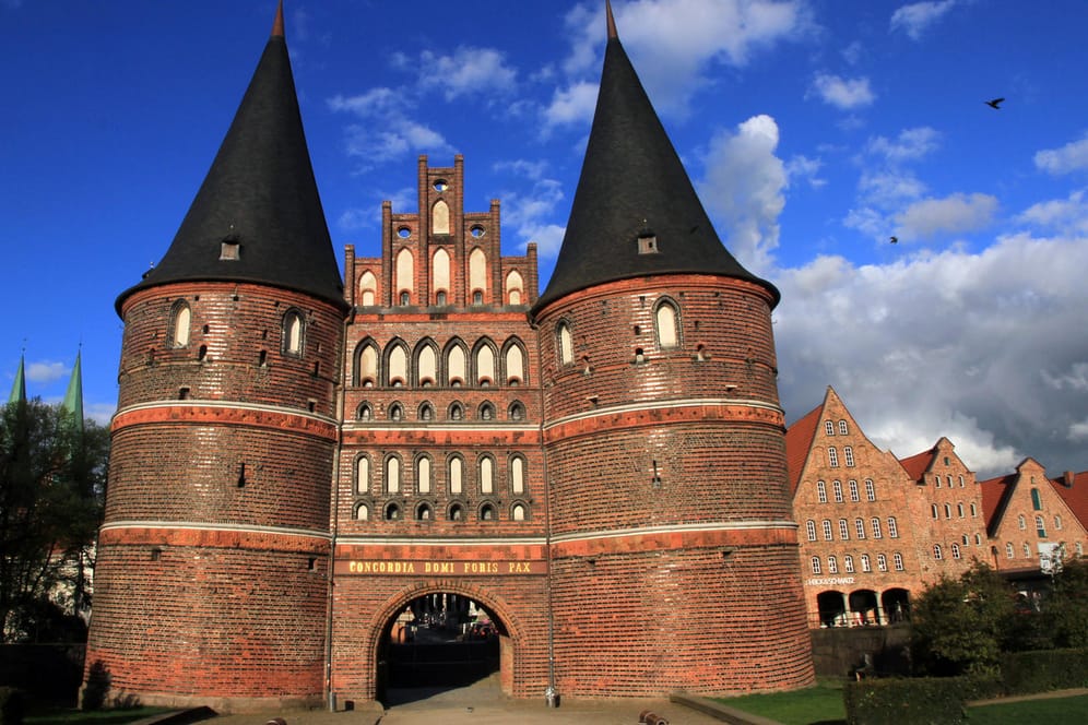 Das Holstentor in Lübeck: Das Gebäude, das geräumt wurde, befindet sich in der Nähe des Lübecker Wahrzeichens. (Archivbild)