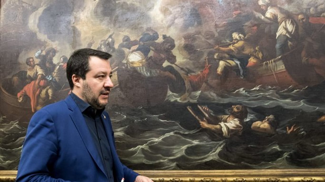 Italiens Innenminister Matteo Salvini nimmt in Rom an einer Pressekonferenz zu den Regionalwahlen in den Abruzzen teil.